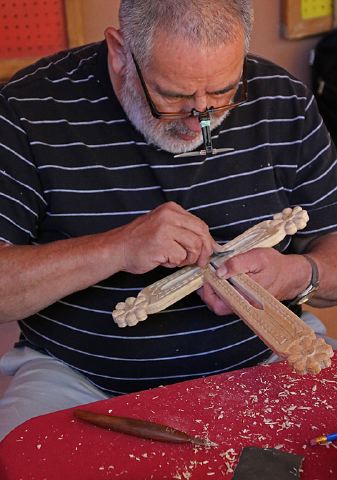 carving_wooden_cross_da7019.jpg