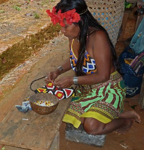 embera_making_beaded_bag.jpg