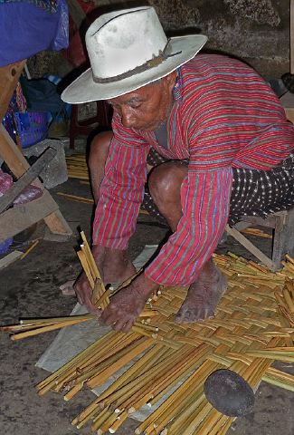 man_weaving_grass_re_da6fd3.jpg