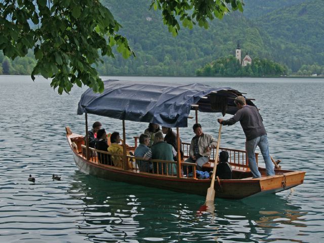 lake_bled_pletna_boat.jpg